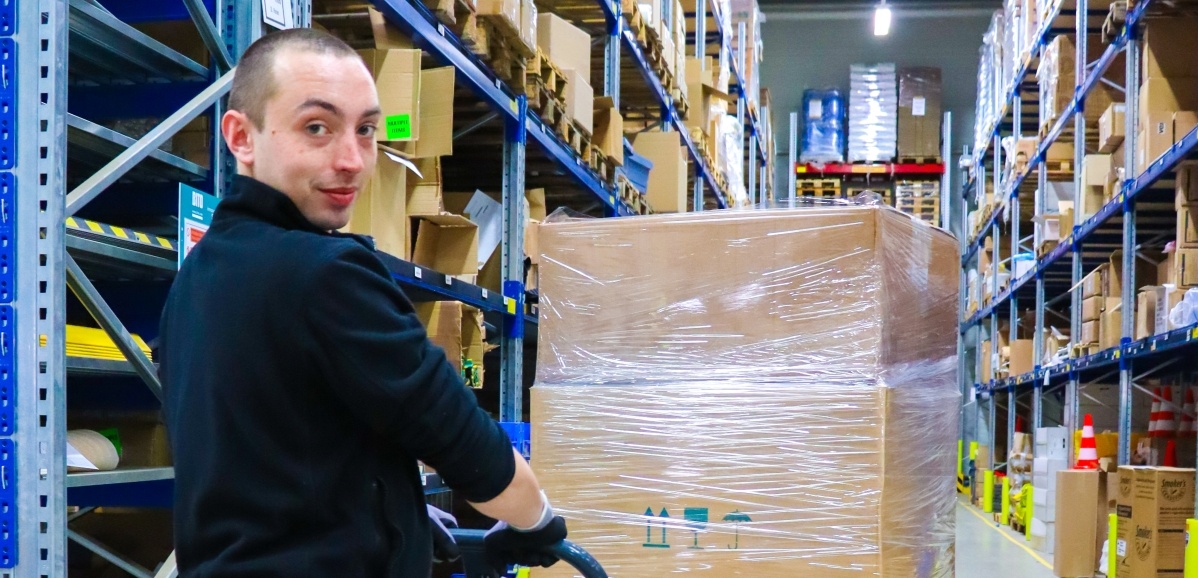 Unser Auszubildender Roman erzählt von seiner Ausbildung als Fachkraft für Lagerlogistik –