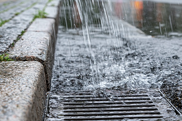 i.WET: Wie Städte Wasser sparen und Starkregen abfedern